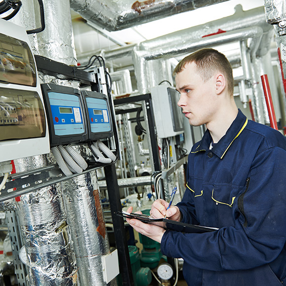 Banner_Products_High-Risk-Complex-Liability_05_Engineering-Inspection-and-Breakdown Young engineer working in high risk environment to promote Greenfield Risk Solutions Insurance Brokers - High Risk Complex Liability - Engineering
